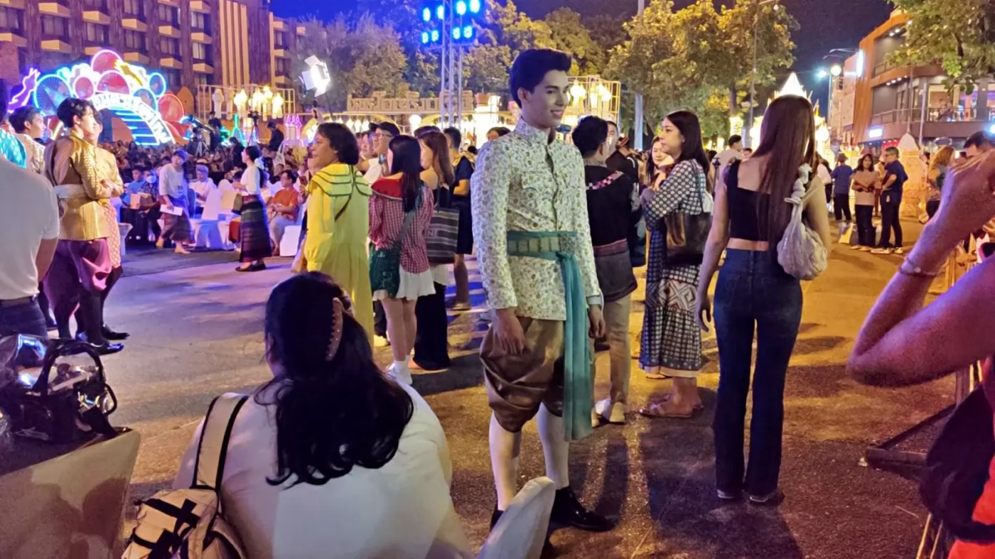 穿泰服的是清邁先生的參選者。